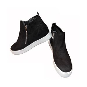 Black & white platform shoe